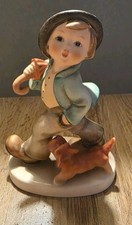 Goebel Figur 5 - Junge mit Schirm und Hund (Schnauzer) beim Wandern. 