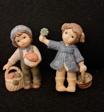 Goebel Figur - Nina & Marco  - Limpke -  Mädchen u. Junge mit jeweils einem Korb
