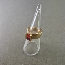 Moderner Damen Ring – Breite Schiene mit rotem Stein