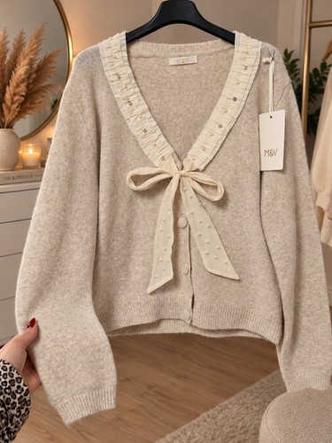 Beigefarbene strickjacke mit - beigefarbene,