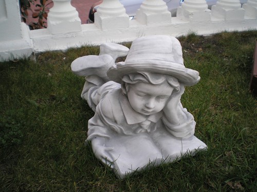 Gartenfigur junge mit buch - gartenfigur,