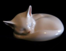 Royal Copenhagen, 5911 Katze weiss schlafend 1.Wahl