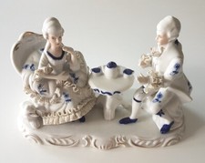 Porzellanfigur Frau&Mann sitzend Am Tisch Barock-Stil Blau & Weiß