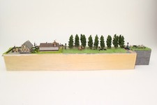 Diorama Spur N Bauernhof mit Hufschmied, Jagdszenen usw. fertig aufgebaut