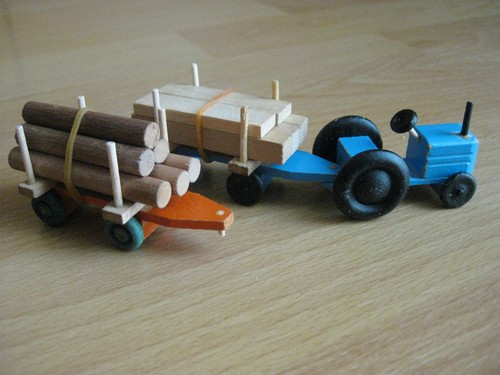 Holz traktor mit zwei - holz-traktor,