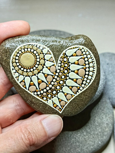 Bemalter stein herz mandala - bemalter,
