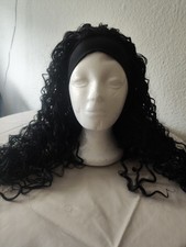 Schwarze lange gelockte