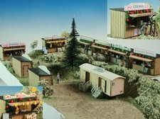 kleiner Weihnachtsmarkt,  8 Buden + WC Wagen  Spur N  1:160