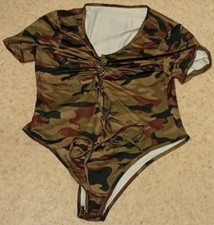 Kurzarm Body, vorne zum Schnüren, Military-Look - Größe L