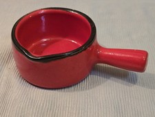 Roter keramiktopf mit - keramiktopf, henkel