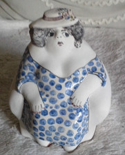 Karl Heinz Richter sitzende Frau , Höhe 20 cm - Keramikfigur signiert NEU,