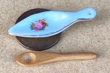 Holzlöffel und Keramik Rest