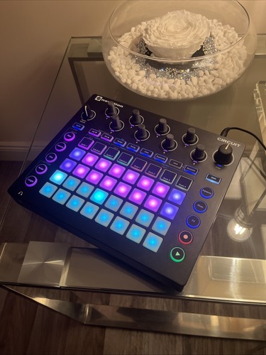 Novation circuit groovebox - novation,