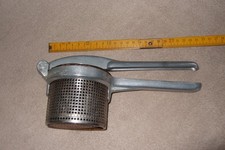 alte DDR Kartoffelpresse, Kartoffelquetsche, runder Behälter, Alu, selten!