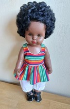 Süße dunkelhäutige Puppe