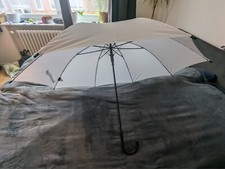 Weißer Regenschirm für