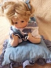 Liegende Puppe aus Porzellan