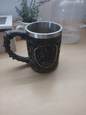 Dekorativer Becher im