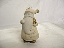 Weihnachtsmann aus cremefarbener Keramik