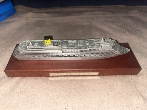 Modellschiff auf holzsockel - modellschiff,