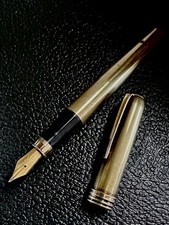 Goldfarbener Füllfederhalter