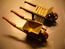 Metallschubkarre + Metall Mistkarre    D       2 Figuren