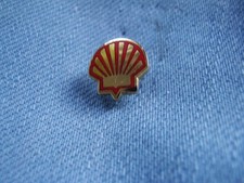 Pin Shell Mineralöl- und Erdgasunternehmen Shell Muschel Logo rot-goldfarben