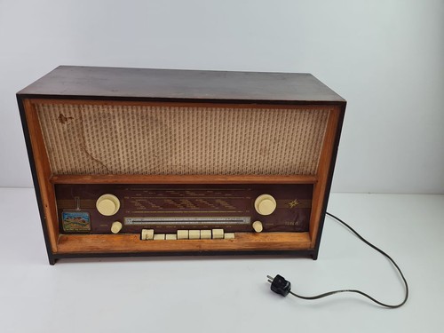 Schönes antikes röhrenradio - schönes,
