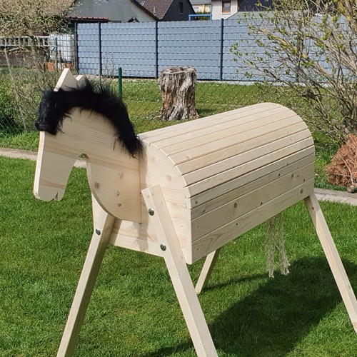Holzpferd mit beweglichem - , kopf