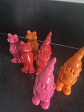 Bunte Dekofiguren – Gartenzwerge & Frösche – Kunststoff, Pop-Art Stil