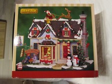 Lemax Weihnachtsdorf, festlich geschmücktes Haus, Porzellan-Gebäude + Adapter 