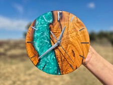 Wanduhr aus Olivenholz mit Türkiz Epoxidharz 