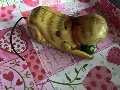 Blechspielzeug spielende katze - blechspielzeug,