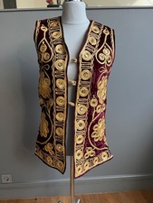 Samtweste Stickerei mit