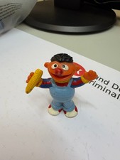 Ernie Figur mit Maiskolben – Seltenes Sammlerstück (© JHP)