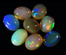 Opale, Lebhafte Multicolor-Blitze – 8 Cabochons, insgesamt 9,6 Karat, Edelsteine