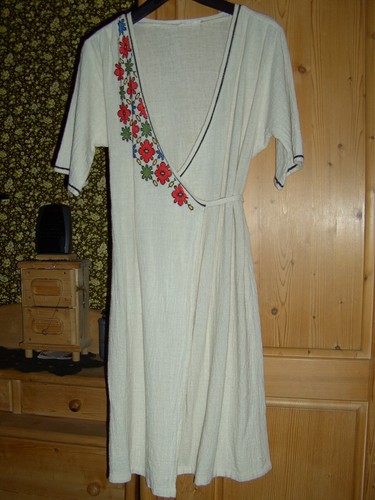 Kunstgewerbliches wickelkleid - kunstgewerbliches,
