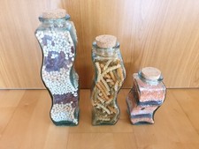 3 Dekorations-Glasflaschen mit Nudeln Cerealien und buntem Granulat Lebensmittel