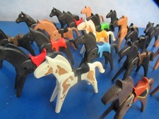 20 Pferde mit Sattel für