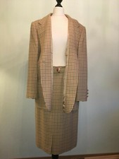 Elegantes Damenkostüm