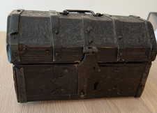 Alte gotische Holzkiste mit Eisenbeschlägen (15./16. Jh.)