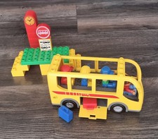LEGO DUPLO Busstation mit Bus, Fahrer und Passagiere, Koffer und Bushaltestelle