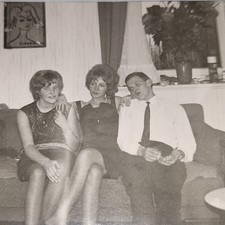 Altes Foto Junge Frauen Mode Beine Mann Zigarette 60er Lifestyle Vintage (Z95)