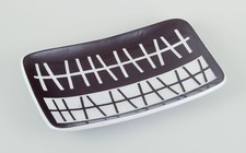 Ingrid Atterberg für Upsala Ekeby. Längliche Keramikschale. Braune und weiße ...