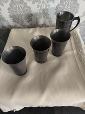 3 Zinnbecher und 1 Krug mit Henkel beides mit Stempel