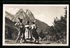 Ansichtskarte Menschen in Tracht tanzen den Werdenfelser Schuhplattler 