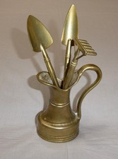 Messing Kanne  Krug mit  Rechen, Spaten, Schaufel ohne Macken 