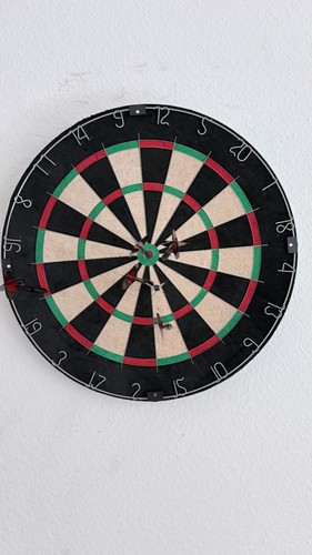 Dartboard mit dartpfeilen - dartboard,