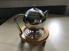 Teekanne aus Metall mit Teesieb und Stövchen