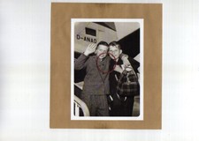 POSTKARTE DEUTSCHE FERNSEH LOTTERIE ZWEI JUNGS MIT RUCKSACK AN EINEM FLUGZEUG